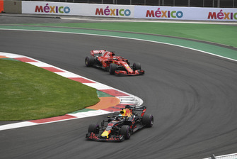 Daniel Ricciardo, Red Bull Racing RB14 leads Sebastian Vettel, Ferrari SF71H