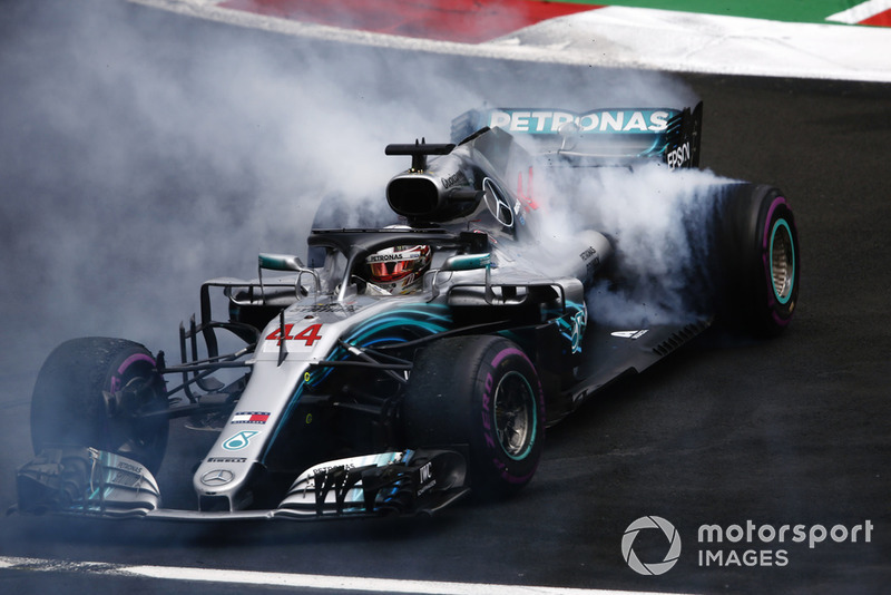 Lewis Hamilton, Mercedes AMG F1 W09 EQ Power+, fait un donut pour célébrer son titre