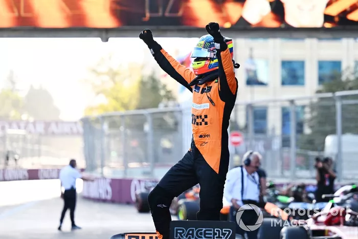 Oscar Piastri, McLaren F1 Team, 1ª posición, celebra en Parc Ferme 