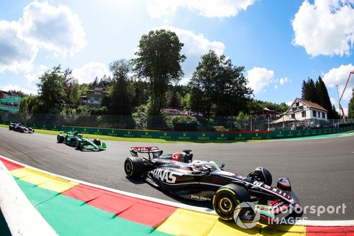 Kevin Magnussen, Haas VF-24, Zhou Guanyu, KICK Sauber, Yuki Tsunoda, RB F1 Team VCARB 01, en la primera vuelta