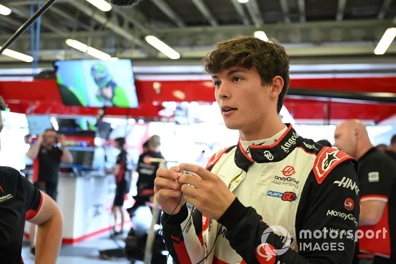 Oliver Bearman, Haas F1 Team, met ses bouchons d'oreille