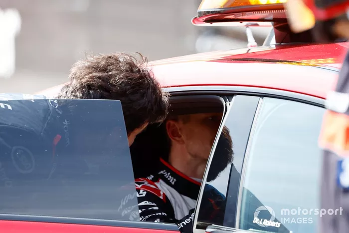 Nico Hulkenberg, Haas F1 Team, en el coche médico tras un accidente en la primera vuelta.