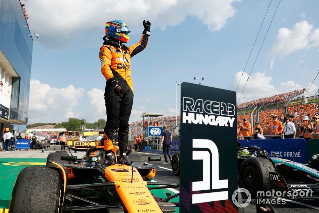 Oscar Piastri, McLaren F1 Team, 1ª posição, festeja à chegada a Parc Ferme