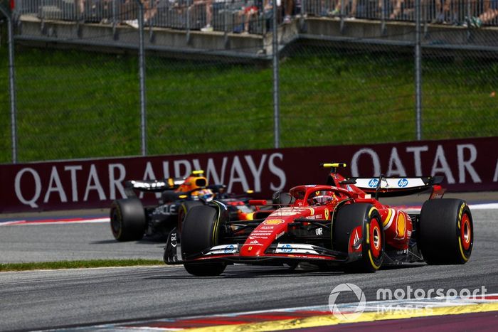Carlos Sainz, Ferrari SF-24, Sergio Pérez, Red Bull Racing RB20