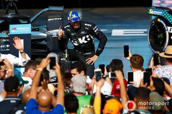 El ganador de la carrera, Edoardo Mortara, Venturi Racing, celebra en el podio