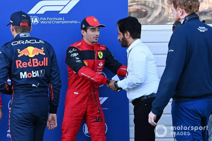 Mohammed bin Sulayem, Presidente de la FIA, con Charles Leclerc, de Ferrari