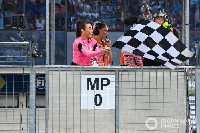 La luchadora de la UFC Joanna Jedrzejczyk ondea la bandera a cuadros