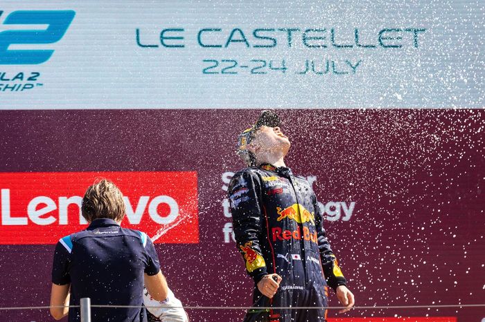 Podio: Ganador de la carrera Ayumu Iwasa, Presas