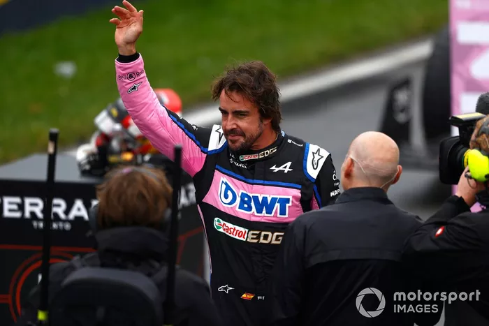 Segundo puesto Fernando Alonso, del equipo Alpine F1, saluda a los aficionados tras la clasificación en primera fila