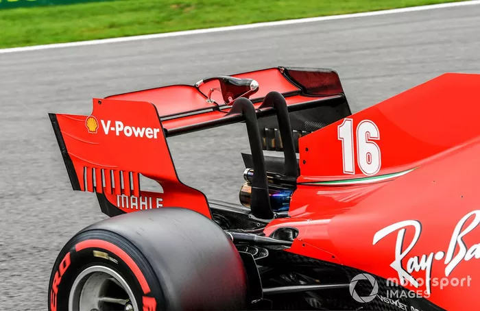 El alerón trasero y el sensor DRS del monoplaza de Charles Leclerc, Ferrari SF1000