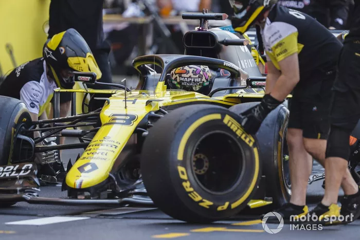 Mecánicos cambian neumáticos en el coche de Daniel Ricciardo, Renault F1 Team R.S.20