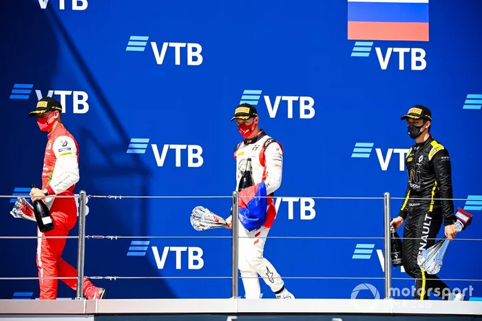 Podio: segundo lugar Nikita Mazepin, Hitech Grand Prix, ganador Guanyu Zhou, UNI-Virtuosi y tercer lugar Mick Schumacher, Prema Racing