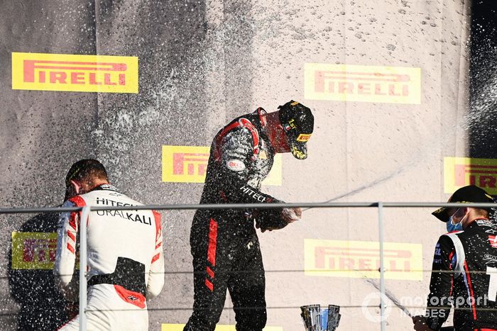 Podio: Nobuharu Matsushita, MP Motorsport, segundo lugar Luca Ghiotto, Hitech Grand Prix, y tercer lugar Louis Deletraz, Charouz Racing System