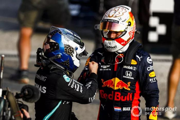 Pole Sitter Valtteri Bottas, Mercedes-AMG F1 e Max Verstappen, Red Bull Racing festeggia nel parco chiuso
