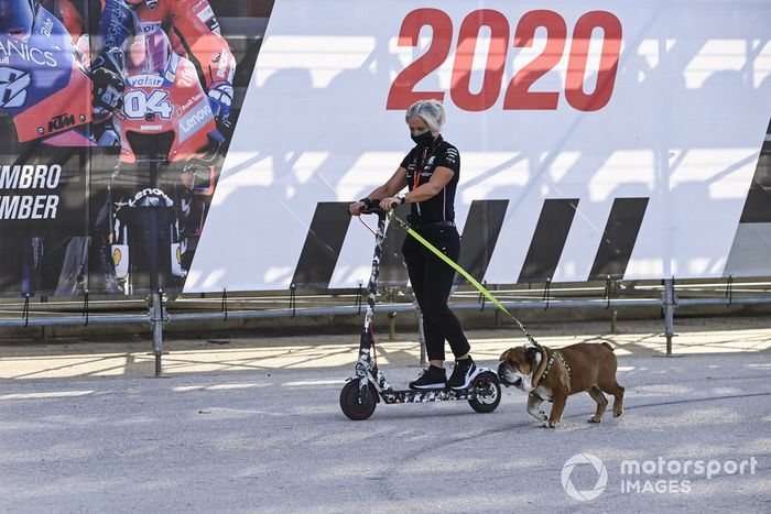 Angela Cullen, fisio de Lewis Hamilton, con el perro del piloto