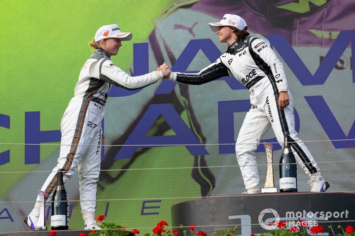 Podio: segundo lugar Alice Powell, ganadora Jamie Chadwick 