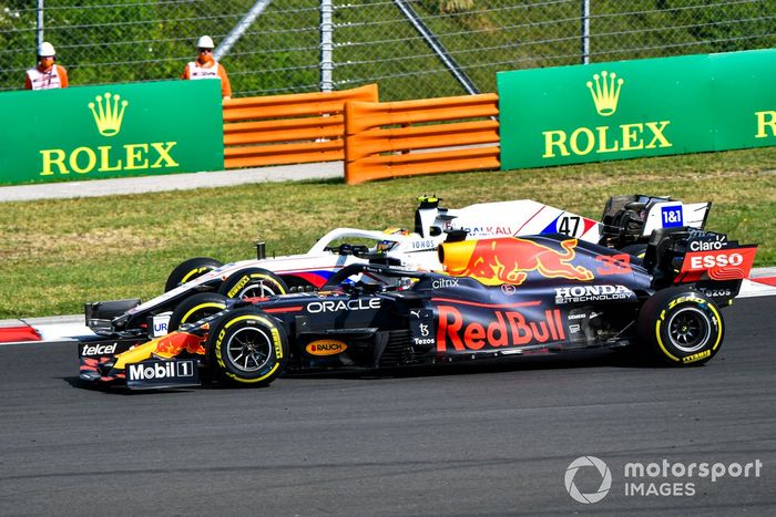 Mick Schumacher, Haas VF-21, lucha con Max Verstappen, Red Bull Racing RB16B