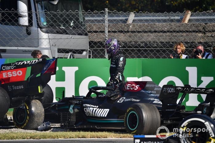 Secuencia del choque de Lewis Hamilton, Mercedes W12, que sale de su coche tras impactar con Max Verstappen, Red Bull Racing RB16B