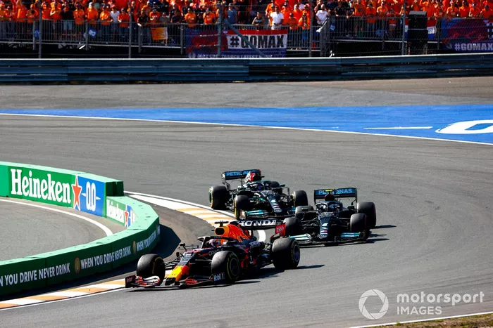 Max Verstappen, Red Bull Racing RB16B, Valtteri Bottas, Mercedes W12, Lewis Hamilton, Mercedes W12