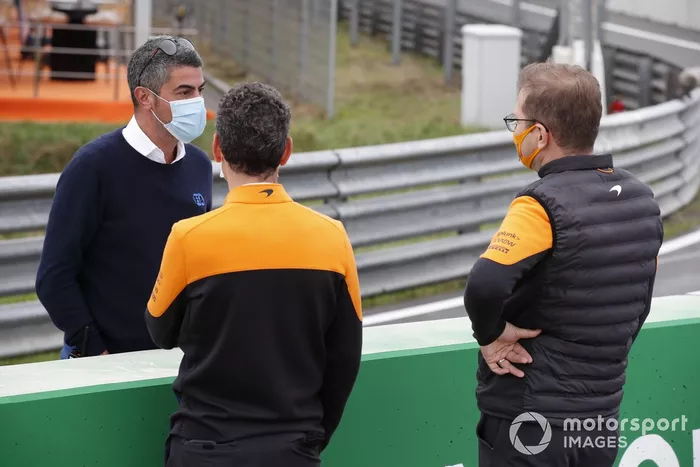 Andreas Seidl Team Principal, McLaren F1 con el director de carera de la F1, Michael Masi