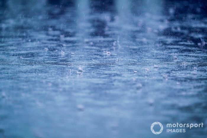 La lluvia cae sobre la pista de Sochi en el GP de Rusia