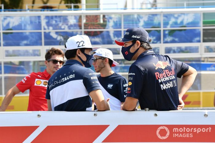 Yuki Tsunoda, AlphaTauri Sergio Pérez, Red Bull Racing en el desfile de pilotos