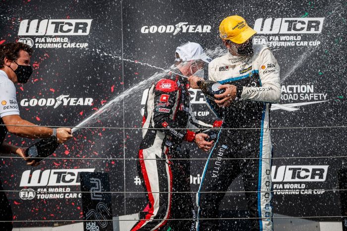 Podio: ganador Santiago Urrutia, Cyan Performance Lynk & Co Lynk & Co 03 TCR