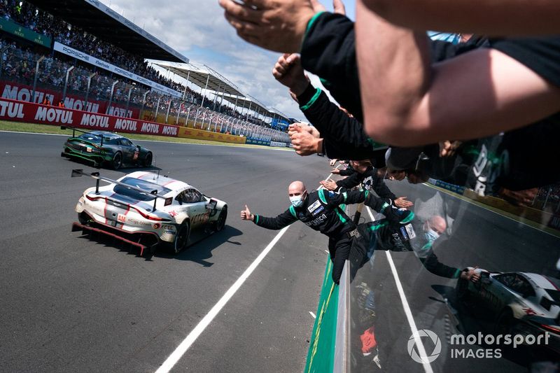 #95 TF Sport Aston Martin Vantage AMR LMGTE Am, John Hartshorne, Oliver Hancock, Ross Gun and #777 D'Station Racing Aston Martin Vantage AMR LMGTE Am, Satoshi Hoshino, Tomonobu Fujii, Andrew Watson