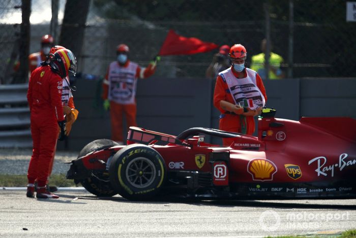 Carlos Sainz,, Ferrari SF21, inspecciona su coche tras el accidente en la FP2 de Monza