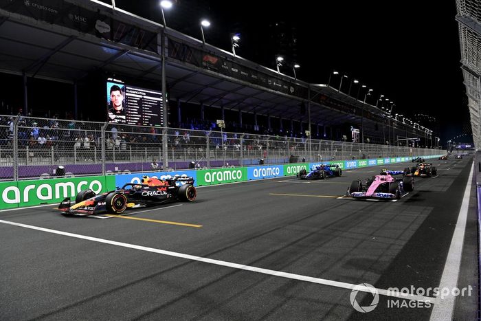 Sergio Pérez, Red Bull Racing RB19, Pierre Gasly, Alpine A523, Alex Albon, Williams FW45, Max Verstappen, Red Bull Racing RB19, practican sus procedimientos de salida al final de la FP2.