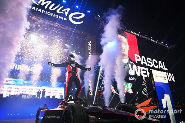 Pascal Wehrlein, Porsche, 1ª posición, celebra en la ceremonia del podio