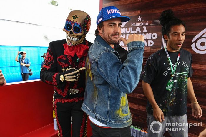 Fernando Alonso, del equipo Alpine F1, con el artista Jimmy Pierce y Fermín La Calaca