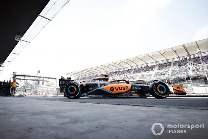 Lando Norris, McLaren MCL36, sale del garaje