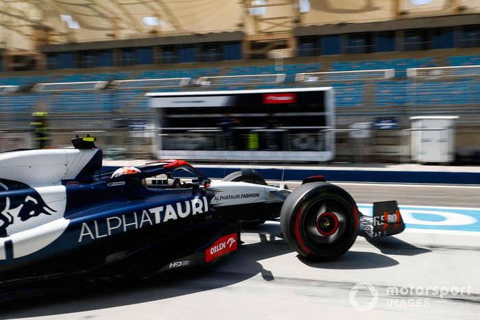 Yuki Tsunoda, AlphaTauri AT04, leaves the garage