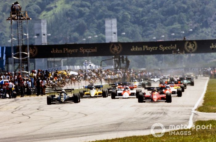 Elio de Angelis, Lotus 95T Renault, Michele Alboreto, Ferrari 126C4. They lead Niki Lauda, McLaren MP4-2 TAG, Alain Prost, McLaren MP4-2 TAG, and Derek Warwick, Renault RE50