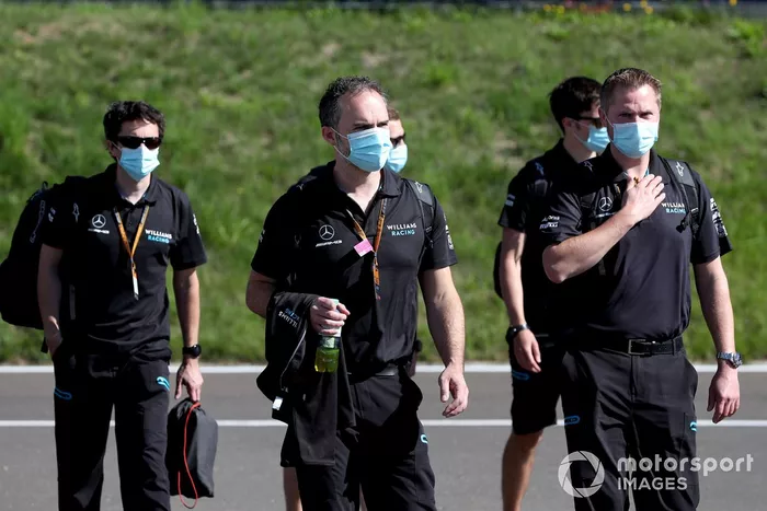 Des membres de Williams arrivent sur le circuit