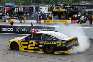 Brad Keselowski, Team Penske, Western Star/Alliance Parts Ford Mustang celeb rates his win