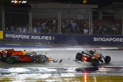 Fernando Alonso, McLaren MCL32 involved in the collision, Max Verstappen, Red Bull Racing RB13 anDrivers Kimi Raikkonen, Ferrari SF70H