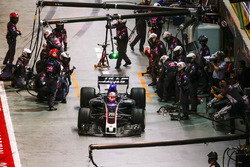 Kevin Magnussen, Haas F1 Team VF-17, au stand