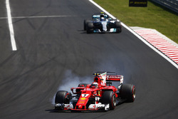Kimi Raikkonen, Ferrari SF70H, Valtteri Bottas, Mercedes AMG F1 W08