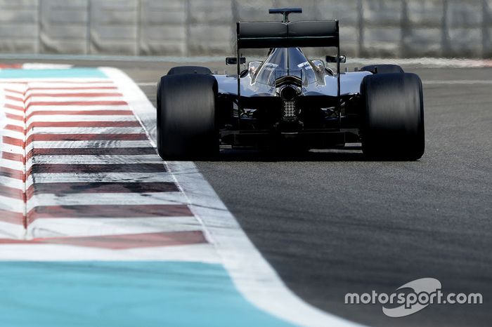 Pascal Wehrlein, Mercedes AMG F1, probando los nuevos neumáticos Pirelli de 2017