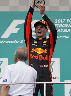 Le vainqueur Max Verstappen, Red Bull Racing fête sa victoire sur le podium