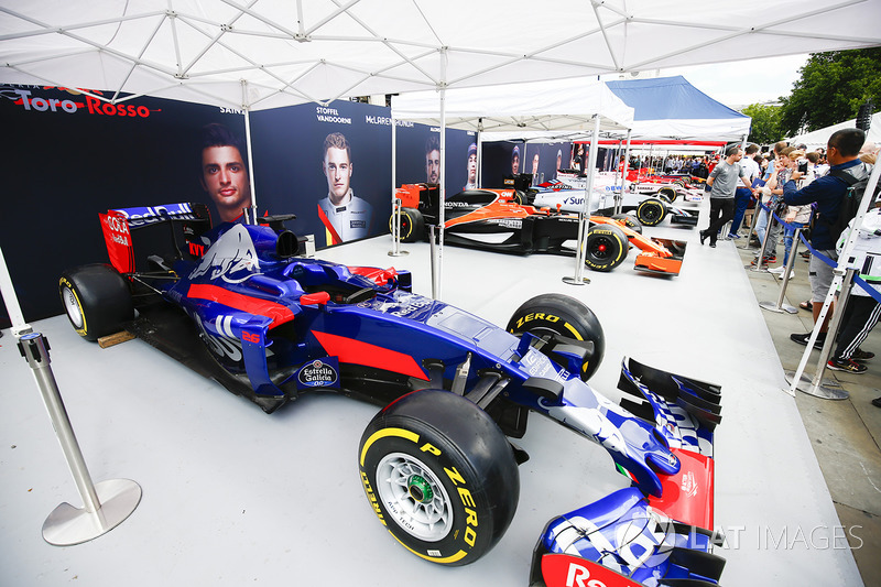 El Scuderia Toro Rosso STR12 en el stand de los equipos