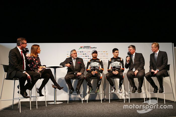 David Croft, Sky Sports; Natalie Pinkham, Sky Sports ; El Dr. Vijay Mallya, dueño del Sahara Force I