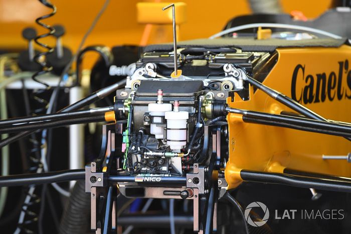 Detalles del chasis, suspensión y depósitos del líquido de freno del Renault RS17