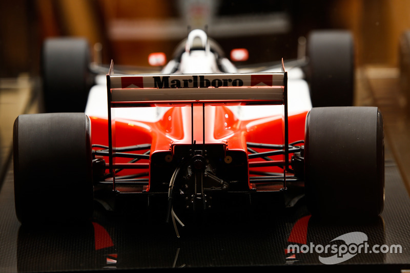 Une miniature Amalgam d'une McLaren MP4/4 Honda de 1988