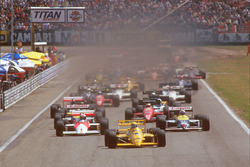 Start: Ayrton Senna, Team Lotus Honda 99T, führt