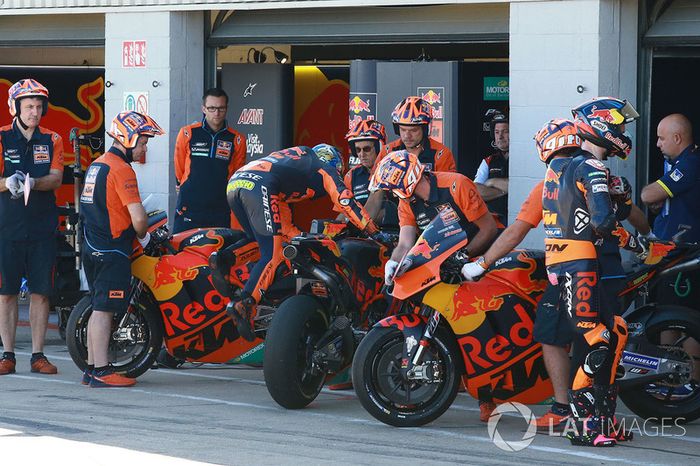 Pol Espargaró, Red Bull KTM Factory Racing intercambio de moto pit lane