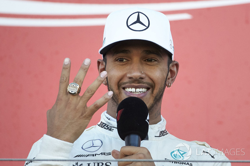 Il vincitore della gara Lewis Hamilton, Mercedes AMG F1,indossa l'anello del vincitore della Indy 500 dell'intervistatore Takuma Sato