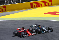 Sebastian Vettel, Ferrari SF70H, en lutte avec Lewis Hamilton, Mercedes AMG F1 W08